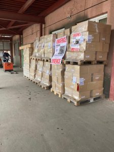 palety z pomocą humanitarną gotowe do transportu na Ukrainę